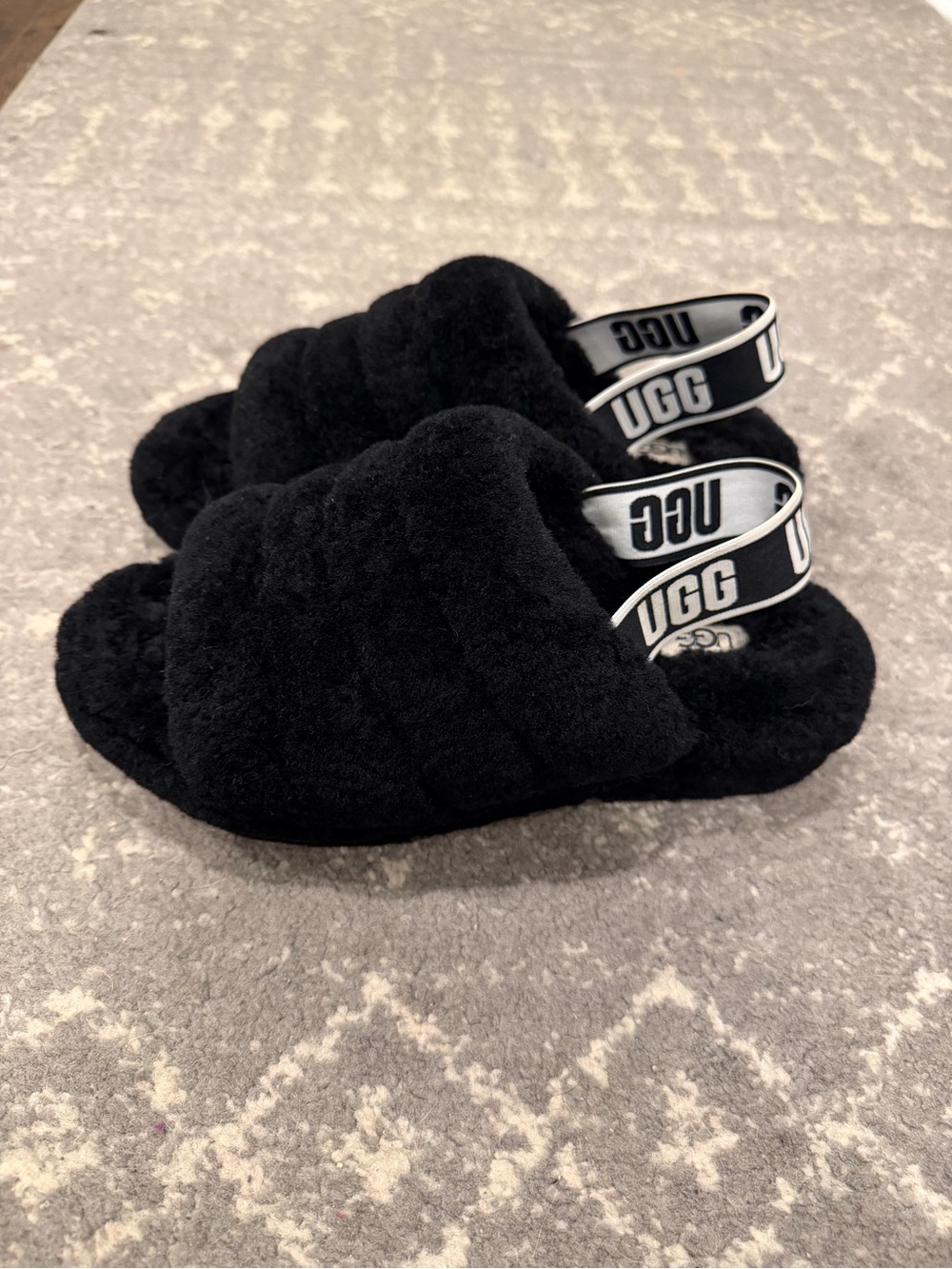 NWOB UGG Fluff yeah women’s Black sheepskin Fuzzy Logo-Back Slide size 8.cozy